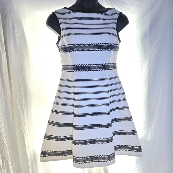 Danny & Nicole Dresses & Skirts - Textured Tea Length Dress EUC